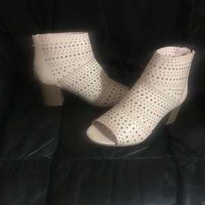 Cool beige booties ‼️ Never worn 🌻